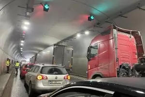 Огромно задръстване блокира движението от Мездра към София 