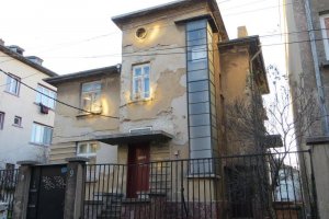Поредна сграда с архитектурна и историческа стойност в центъра на