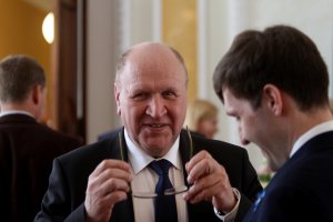 Крайнодесният естонски вътрешен министър Март Хелме подаде днес оставка след