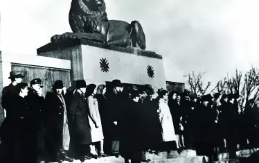 Паметникът на Незнайния войн през 1942 г.