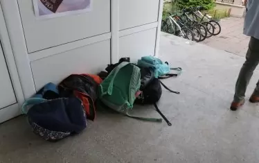 Мястото на раниците е върху гърбовете на учениците. Но не и ако те са прекалено тежки.