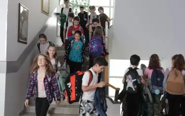 Телефоните могат да бъдат както полезни, така и вредни. Да ги забраняваме означава да се лишаваме от полезния им ефект, смятат учителите. Според тях трябва да има стимули за правилната им употреба и санкции при злоупотреба.