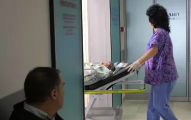 С решението за болничните управляващите отново бягат от основния въпрос: Кой да плаща, вместо на кого да не се плаща.