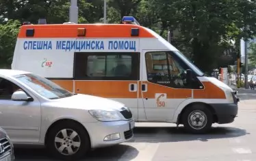Лекарка от "Бърза помощ" пострада при катастрофа с линейка