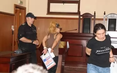 Десислава Иванчева (в гръб) и заместничката й Биляна Петрова нямат стабилни политически протекции зад гърба си, поради което изтърпяха истинско унижение.