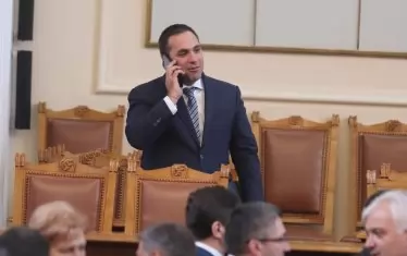  Министърът на икономиката Емил Караниколов не вижда нищо притеснително в намаляването на чуждите инвестиции. И той уверява, че се увеличават. Противно на статистиката на БНБ.