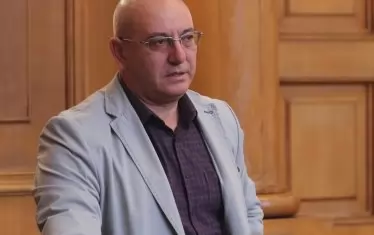 Емил Димитров-Ревизоро упорито отстоява предложения от самия него закон за горивата и успя да наложи за него да не се иска предварително съгласие от Брюксел.