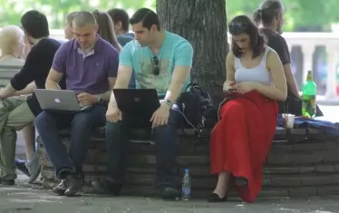 Очаква се повече родители да могат да работят дистанционно