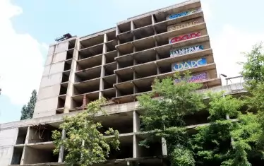 Новата болница трябва да се изгради на мястото на недовършения строеж.