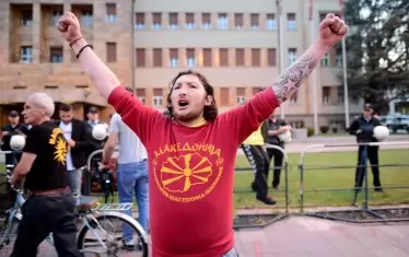 Протестите срещу договора с Гърция продължават пред сградата на македонския парламент в Скопие.
Снимка: ЕПА:БГНЕС