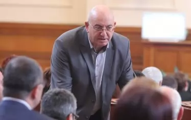  Депутатът от квотата на ВМРД Емил Димитро - Ревизоро бе замесен във внасянето на спорните поправки и в закона за горивата, и в закона за приватизацията. Той оттегли подписа си под промените за приватизацията, но въпреки това ГЕРБ ги прокара в пленарна зала.