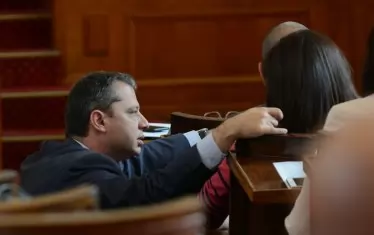 Много искаше, ама нямаше желание - така може да бъде описан етюда с "напускането" на Делян Добрев след "Кумгейт". 