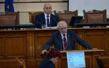 "Аз ако съм, аз няма да поканя никакви медии. Вие нищо не разбирате от този закон, той е най-сложният заедно със законите за академичния състав и за културното наследство", нападна проф. Станислав Станилов от "Атака" медиите, дръзнали да попитат защо толкова важни промени се гледат "на тъмно". 