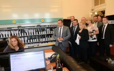 Спомен от старите ленти с нова актуалност - през лятото група депутати от БСП внесоха втори вот на недоверие срещу правителството; ако се стигне до нов, ще е трети за година и половина.