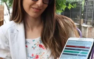 Д-р Андреева обяснява функционалностите на приложението HealthyKid.