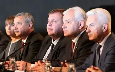  "Патриотите" повтарят съдбата на няколко други партии и коалиции - докоснаха се до Борисов, разпаднаха се на съставните си части и сега полагат последно усилие за самостоятелно съществуване, преди да изгорят. 