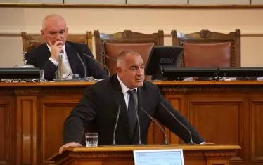 Преди година в парламента Борисов каза: "Ако искаме да сме на първа скорост, трябва да влезем в чакалнята - да си направим реформите, бой по корупцията, свързаността на районите и тогава ще сме на първа скорост. Ако не искаме да се движим на първа скорост, другите не са ни длъжни.“