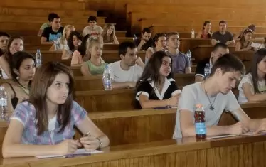 В опит да увеличи броя на учителите ни, МОН предлага да направи обучението по "педагогика на обучението по..." изцяло безплатно.