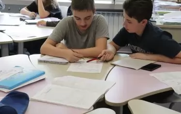  Учениците искат нова подредба на чиновете в клас.