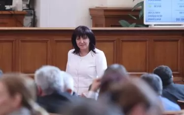 Цвета Караянчева: Президентът говори като беквокал на Нинова