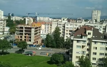  Издадените разрешения за строеж за жилищни сгради през първото тримесечие на 2018 г. бележи спад от над 10% спрямо предходното тримесечие, но в сравнение със същия период на 2017 г. броят им е нараснал с 6.31%.  В сравнение с предходното тримесечие София изпревари Пловдив по общ брой на разрешенията за строеж.