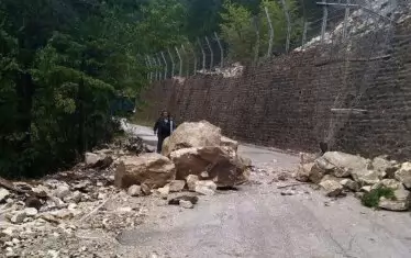 Камъните падат...