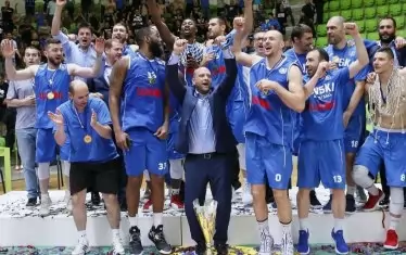 Константин Папазов и баскетболистите, подбрани през януари измежду "Левски 2014" и "ЛУКойл Академик", се радват на първата титла в историята на столичния клуб, която той се опитва да "пришие" към 18-те на автентичния БК "Левски".