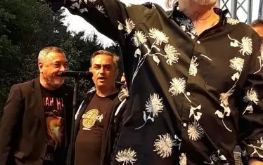 Най-отпред е динозавърът Джон Лоутън. Под мишницата му са Валери Симеонов и Цонко Цонев.