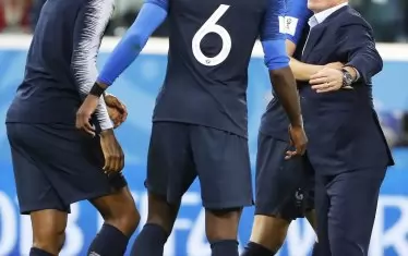 Като капитан на шампионския отбор на Франция през 1998 г. Дидие Дешан бе съотборник с ганаеца Десаи, каледонеца Карембьо и други потомци на емигранти. Сега е треньор на общо 17 футболисти, чиито корени не са френски.