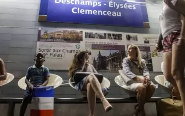 В чест на Дидие Дешан вчера метростанцията "Шан-з-Елизе Клемансо" в Париж бе временно преименувана на "Дешан-з-Елизе Клемансо".