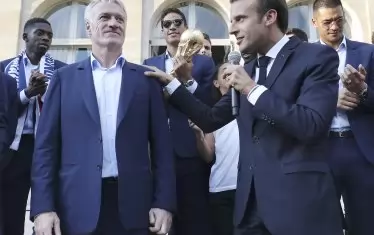 Дидие Дешан получава поздравления от президента на Франция Еманюел Макрон на приема в Елисейския дворец