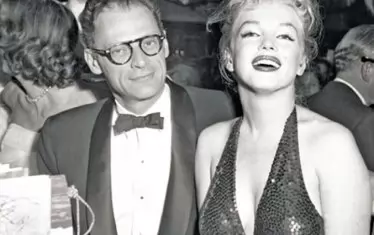  Мерилин Монро и Артър Милър, който написа "Смъртта на търговския пътник" (Death of a Salesman).