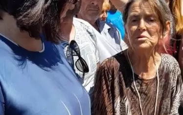  „Вече не знам на кого да вярвам“, казва баба Дора. „Не вярвам на никого и на нищо“, казва нейна колежка по съдба. Те не вярват на местните ветеринарни лекари, на българската и на френската лаборатория, на Българската агенция по безопасност на храните и на европейската, на министерството, на правителството, на ЕК и ЕС... На снимката - Тодорка Сакалиева с Корнелия Нинова