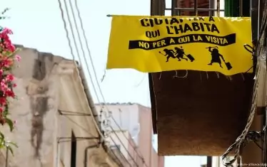 "Градът е за местните, не за туристите" - с подобни плакати в Палма протестират срещу масовия туризъм.