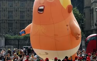  Балон, представящ президента на САЩ като оранжево бебе, бе използван от британци по време на протест пред парламента в Лондон.