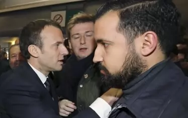  Александър Бенала (на преден план) отговаряше за сигурността на Макрон от кандидатпрезидентската кампания м.г.
