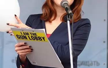 Младата дама от Барнаул, Алтайския край, е активист за правото да се носи оръжие и в САЩ...