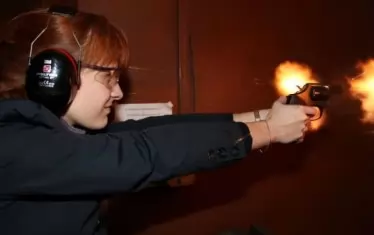  Бутина е голям фен на оръжията.