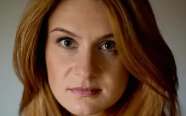 Според прокуратурата Бутина се притеснявала, че честите й краткосрочни пребивавания в САЩ с туристически визи ще събудят съмнение, и решила да намери начин да се сдобие с работна виза, предлагайки сексуслуги срещу работа в неназована "организация, обединяваща хора със специални интереси", писа "Ню Йорк таймс".