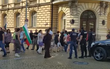  Десетки протестиращи се събраха миналата събота пред Народното събрание в защита на фермерите от Източна България.