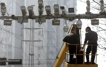  Камерите, които разпознават лицата, ще бъдат сложени на всички места, където се събират много хора, до 2020 г. и ще могат да сканират всички 1.37 млрд. китайци за „една секунда“ – независимо от ъглите и осветлението.