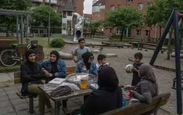 Рохая Насан (отляво в гръб) е против новата предучилищна система за "деца от гетата"