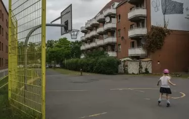 Според статистическите данни положението в Мьолнерпаркен е сред най-тежките - 43 от обитателите му са безработни, 82 на сто са от страни извън Западния свят, 51 на сто са със сравнително ниски доходи.