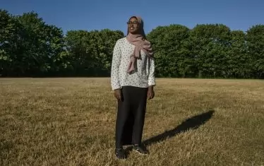 Баруако Джама Хюсейн казва, че много имигрантски семейства, включително и нейното, са били настанени в „гета“ от правителството.