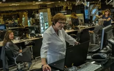 Фризьорката Дорте Педерсен и клиентката й Ани Ларсен от квартал, населен предимно с хора от средната класа, одобряват новите мерки на правителството.