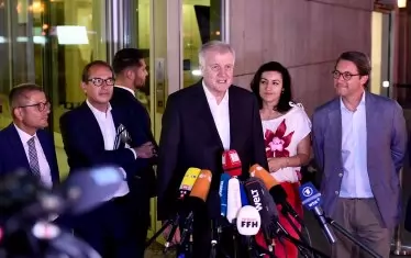 Лидерът на ХСС Хорст Зеехофер пръв съобщи, че най-накрая са постигнали съгласие с Меркел за бежанската криза. 
