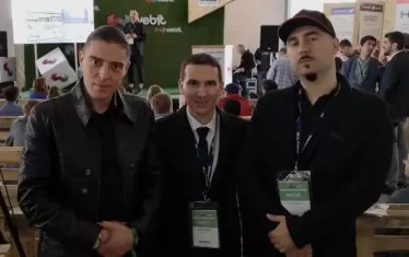 Тест пилотът Иван Киров (вляво), собственикът на Alieno Ахмед Мерчев (в средата) и главният дизайнер на компанията Енчо Енчев (вдясно) позират по време на изложението Webit.Festival Europe 2018 в София през юни.