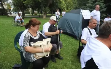  При парламента вече има и втори протестен лагер - на незрящите, които искат цялостна реформа.