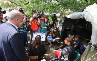 Социалният министър Бисер Петков обеща на протестиращите майки на деца с увреждания цялостна реформа. Засега обаче има откъслечни мерки, не промяна на философията. И всички са недоволни