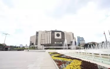  Доверието на страните от еврозоната няма да бъде спечелено с ремонти на градинки пред НДК.
Снимка: Илияна Кирилова